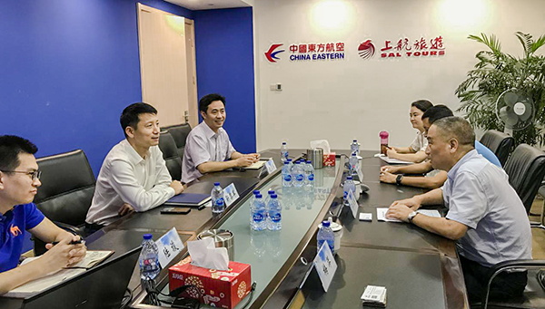 7月9日，集團(tuán)公司董事長(zhǎng)李漢東、副總經(jīng)理龔勇一行前往上航假期國(guó)際旅行社總部，拜訪上航假期總經(jīng)理靳黎軍，雙方就下一步開(kāi)展更加深入的合作進(jìn)行了洽談。市場(chǎng)營(yíng)銷部、經(jīng)營(yíng)管理部相關(guān)負(fù)責(zé)人陪同參加。.png