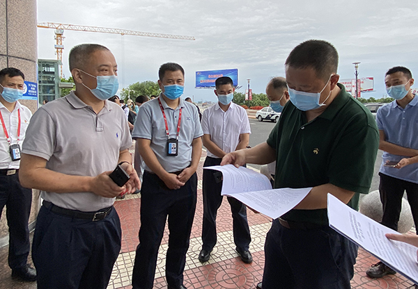 1630996413533335.jpg 省督查組檢查指導(dǎo)綿陽(yáng)機(jī)場(chǎng)疫情防控工作.jpg