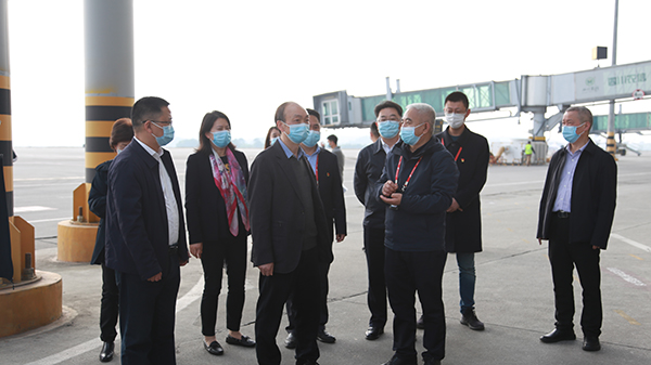 1650244403720911.jpg 市人大主任付康檢查綿陽(yáng)機(jī)場(chǎng)疫情防控工作.jpg