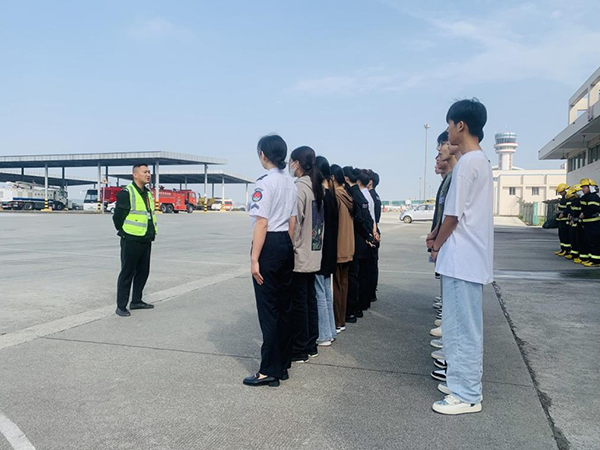 綿陽(yáng)機(jī)場(chǎng)安檢站對(duì)閬中機(jī)場(chǎng)、民航校  實(shí)習(xí)生開(kāi)展軍訓(xùn).png